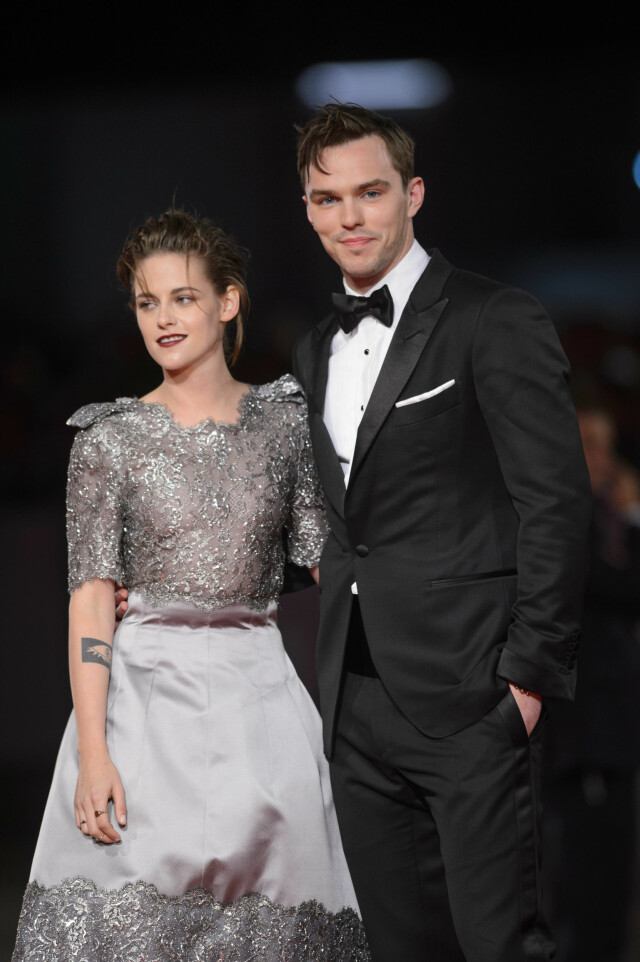 FILMPAR: Kristen Stewart og Nicholas Hoult spiller kjærester i filmen Equals. Her under Venice filmfestival-premieren. Foto: NTB Scanpix FILMPAR: Kristen Stewart og Nicholas Hoult spiller kjærester i filmen Equals. Her under Venice filmfestival-premieren. Foto: NTB Scanpix